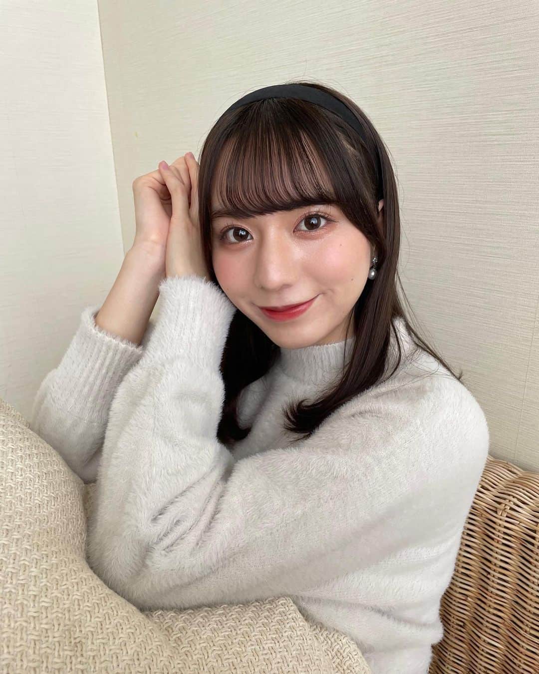 久村奈々子のインスタグラム：「・ ほとんど同じ顔だけど、選べないから全部載せちゃう🤦🏻‍♀️笑  パールのピアス見せたかったから珍しくカチューシャつけてみたっ☁️  #taocollection #シルバーアクセサリー #ピアス #シルバーピアス #アクセサリー #シルバーアクセ #gifted #カチューシャ #冬コーデ #冬服コーデ #サロンモデル #サロンモデル東京 #サロモ #パールピアス #パールアクセサリー」