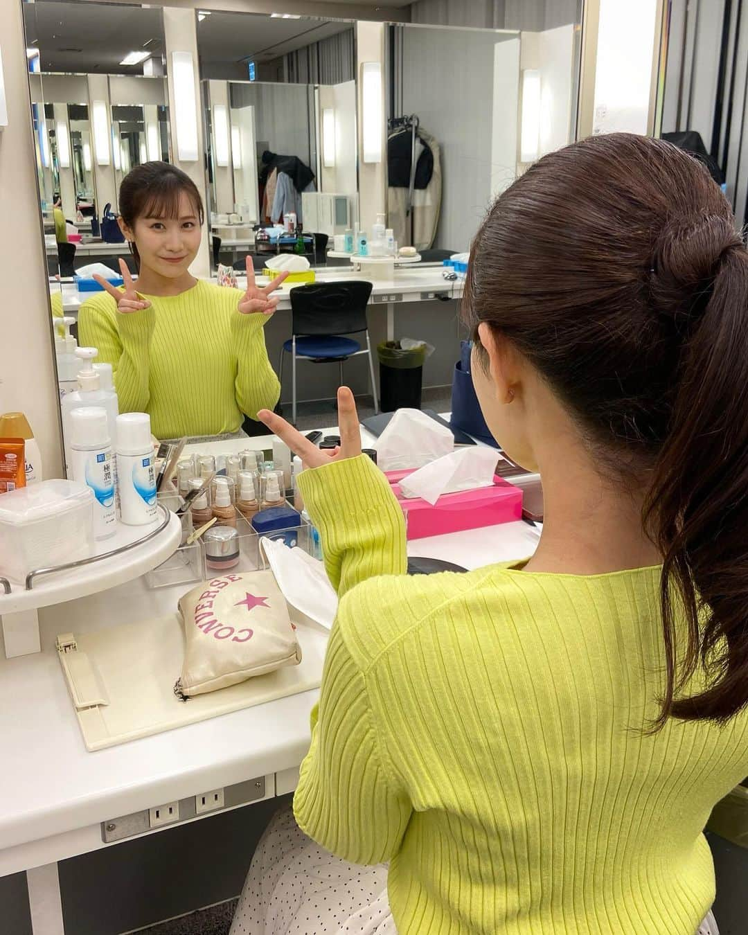 島津咲苗さんのインスタグラム写真 - (島津咲苗Instagram)「ニットの色が可愛かったです🧶 衣装は少しずつ春めいてきました...  今日はフィギュアスケート男子SPに釘付けでした！ 宇野昌磨選手の演技を観ている途中 スポケンで宇野選手が語っていた言葉が いくつも浮かんできました。  これ以上ないほどドン底を経験したこと。 ファンが応援してくれているのは表彰台に乗る自分だと思っていたら、そうじゃなかったこと。 だから、この人たちの為に滑ろうと思ったこと。 どこか義務感のある「楽しむ」という感覚から 純粋な「楽しみ」という気持ちに変わったこと。  込み上げてくるものがありました。  鍵山選手も見事でしたね！！ 演技後の緩んだ笑顔に胸がホッコリ。 フリーも楽しみです✨ . . . #メーテレ #アップ #ドデスカ #アナウンサー #島津咲苗 #メーテレアナウンサー #ニット #リブニット #春ニット #黄色コーデ #レモン色 #冬服 #ポニーテール #アナウンサー衣装 #衣装 #今日のコーデ」2月8日 19時47分 - sanae_shimazu