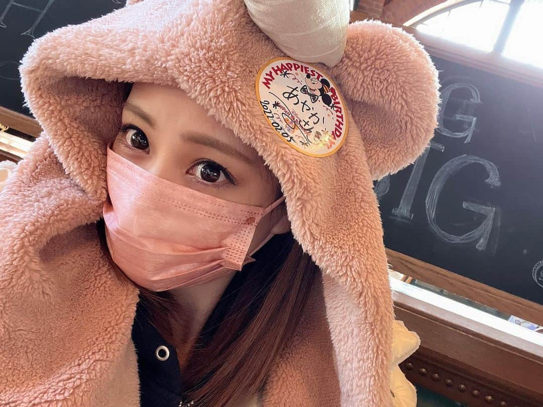 野田彩加のインスタグラム：「2/5誕生日でした☺️❤️ Disney seaへ🌋💕💕 誕生日迎えて最初のご飯は和食🤤 母になって娘と初めて過ごす特別な素敵な誕生日になりました❤️  どんな事も心広く受け止めてくれて、私を尊重してくれる主人には感謝です☺️💕 娘ちゃんもママのとこへ来てくれて本当にありがとう💕  娘のシェリーメイが可愛すぎてどうしようかと思った日でした🤣❤️ #誕生日　#my birthday  #2月5日　 #やっと今年は厄年じゃない #家族旅行　#バースデー旅行　#disneysea #disney  #娘と初めで過ごす誕生日　 #親バカ #親くらいバカになってもいいよね」