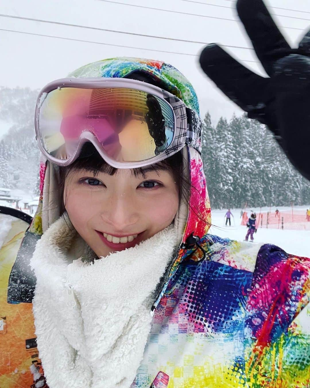 大島璃乃さんのインスタグラム写真 - (大島璃乃Instagram)「【思い出シリーズ④】 人生初スキー⛷スノボ🎿  ず〜っとやってみたかったので 2022年のスタートを新しい挑戦をして 迎えられたことに感謝です‼️✨✨ にしてもスノボが激ムズでした😂 リール動画で滑ってる＆転んでる様子を 載せてるので是非ご覧ください⛄️❄️  そして冬季オリンピックも開催中ですね✨ 選手の皆様のご活躍とても嬉しいです。 応援しております💪🔥🔥🔥」2月8日 20時09分 - oisland_rino25