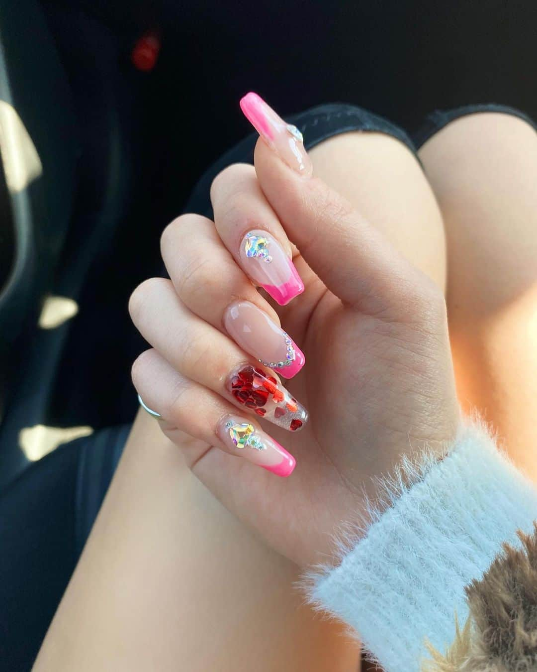 やしろななさんのインスタグラム写真 - (やしろななInstagram)「Valentine nail🤎🍫❤️  いつもパステルピンクだったけど 今回ビビットピンクにした💕 お気に入りネイル〜💖💖💖  ❤︎私の投稿を見た！で オフ料金が¥0に…！！！  オフがない方は¥2200OFF✨ （お会計の際通常のジェルオフ料金分引かせていただきます🧡）  @nailcarry_ikebukuro  #nail #バレンタインネイル」2月8日 20時21分 - 8467_0