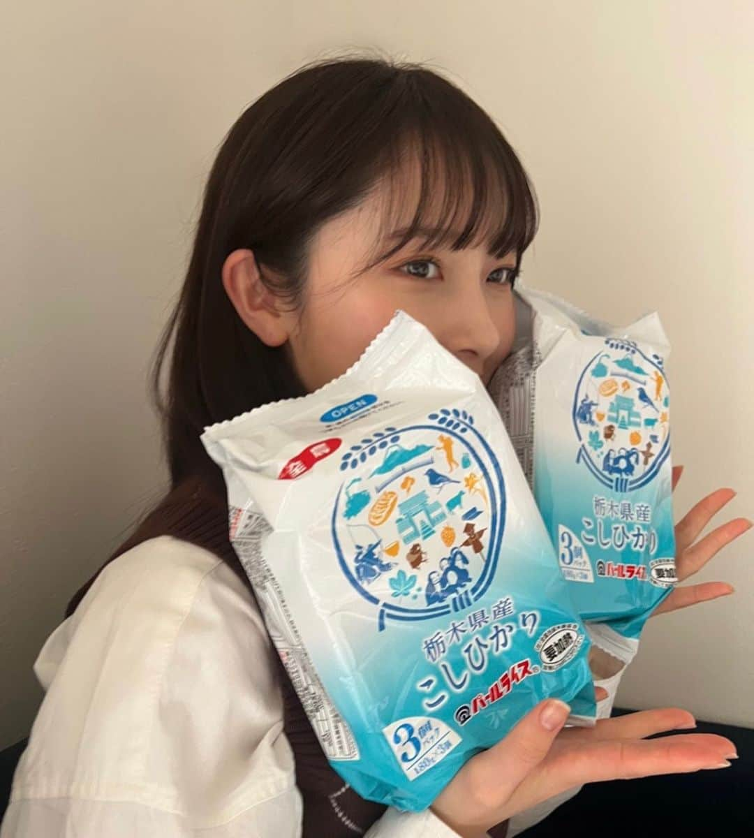 森戸知沙希さんのインスタグラム写真 - (森戸知沙希Instagram)「🍚 　 「5（ご）」と「8（はち）」のつく日「栃木県民ごはんの日」ということで、 　 「栃木県産こしひかり」をいただきました🍚 　 地元のお米美味しいです🍙 　 　 県内のスーパー他、Amazonでも買えるらしいです〜！ぜひ食べてほしいです🙈🙊🙉 　 　 　  #とちぎ  #とちぎのお米  #ごはんの日  #パックごはん  #pr  #森戸知沙希  #morningmusume22  #helloproject  #モーニング娘22  #実は  #とちぎ未来大使  #なんですよ  #知ってますか 笑」2月8日 20時31分 - chisaki__morito.official