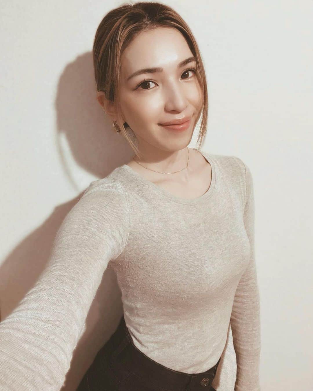 来夏のインスタグラム：「#🤎 セルフィー🤳🏼乱入👼🏼🤍 毎日にぎやか🌞  最近はディズニー行きたすぎて パレード動画ばかりみて 手を振って応援してる娘☺️🏰🎶  #2歳 #女の子ママ」