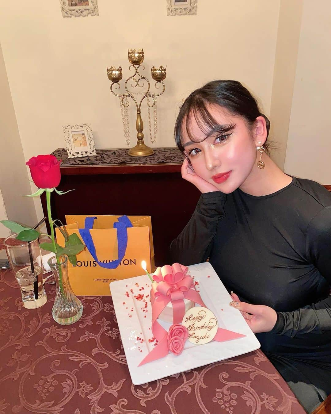 葉月さんのインスタグラム写真 - (葉月Instagram)「にゃあきこに誕生日お祝いしてもらった😍🌹」2月8日 20時57分 - hzk0207