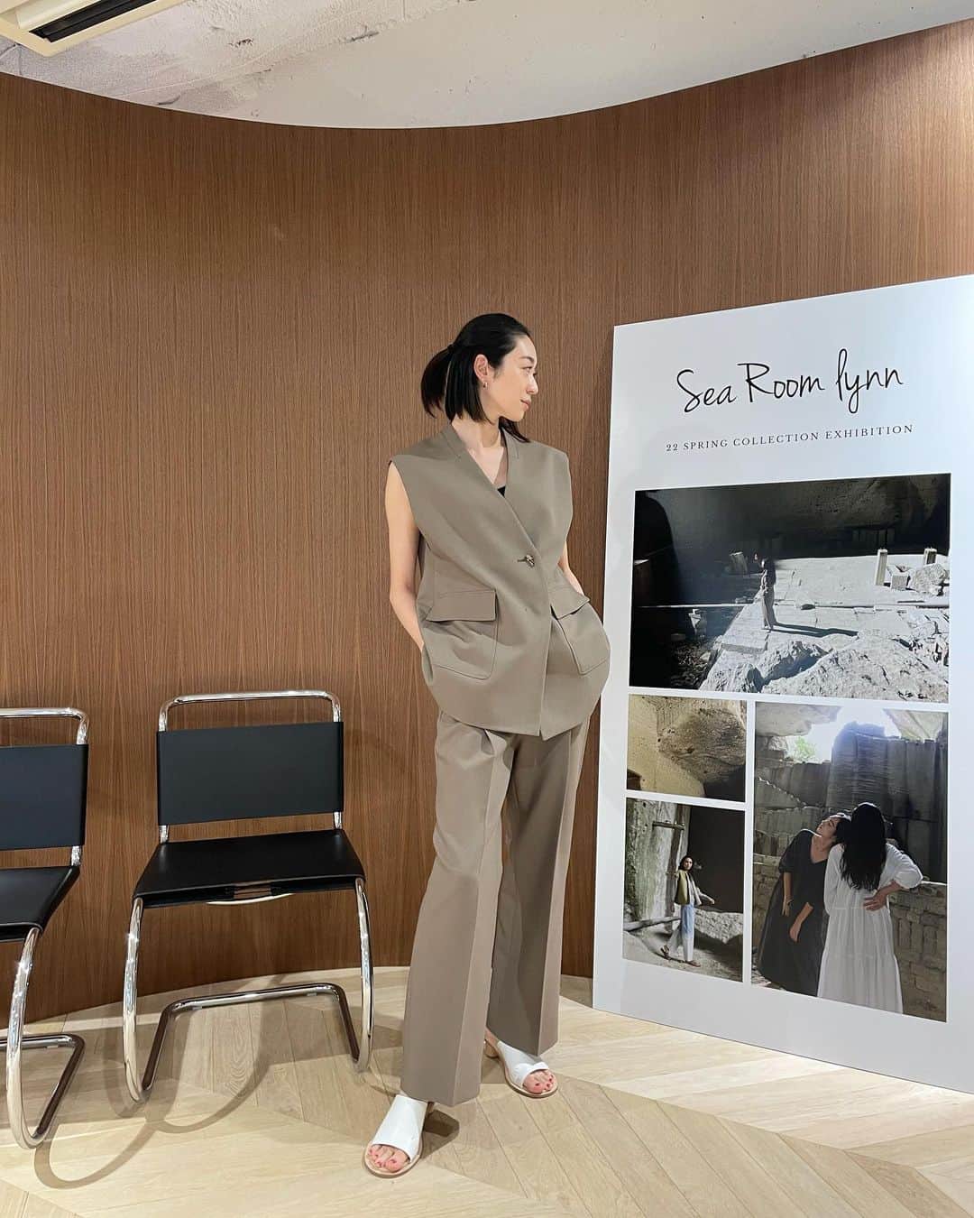 のインスタグラム：「まだまだ寒いですが、春物のお洋服をチェックしてきました🌸 @searoomlynn_official  とても可愛いかった🥰  長く服を使うタイプなので、着回しや時代を越えやすいもの、という観点で服を選ぶとついついモノトーンばかりに。 冒険してないってことか？🤣 けども、色が与えてくれるパワーって偉大なので、色を沢山着たいな🧡💜💛💙」