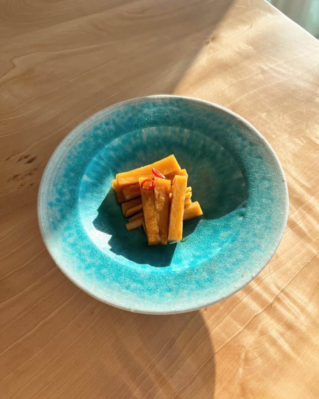 のインスタグラム：「しゃきしゃき大根🤤  皮も全て使使えるので 冷蔵庫整理の時に作るよ〜！  1週間持つので、朝ご飯のお供に✨  〜材料〜 大根1/3 醤油80ml お酢80ml 蜂蜜 50ml 輪切り唐辛子🌶小さじ1  〜作り方〜 皮の髭はとり、大根を1センチ幅くらいにカットして、タッパーに入れます。  調味料を全て煮詰めて、タッパーに流し入れて、一晩置いて完成🤍  これまた、ご飯が進む✨  ママさん自分のご飯は雑なので、 これとご飯と納豆、お味噌汁で完成☺️笑  今日も良い日にしましょ〜♡」