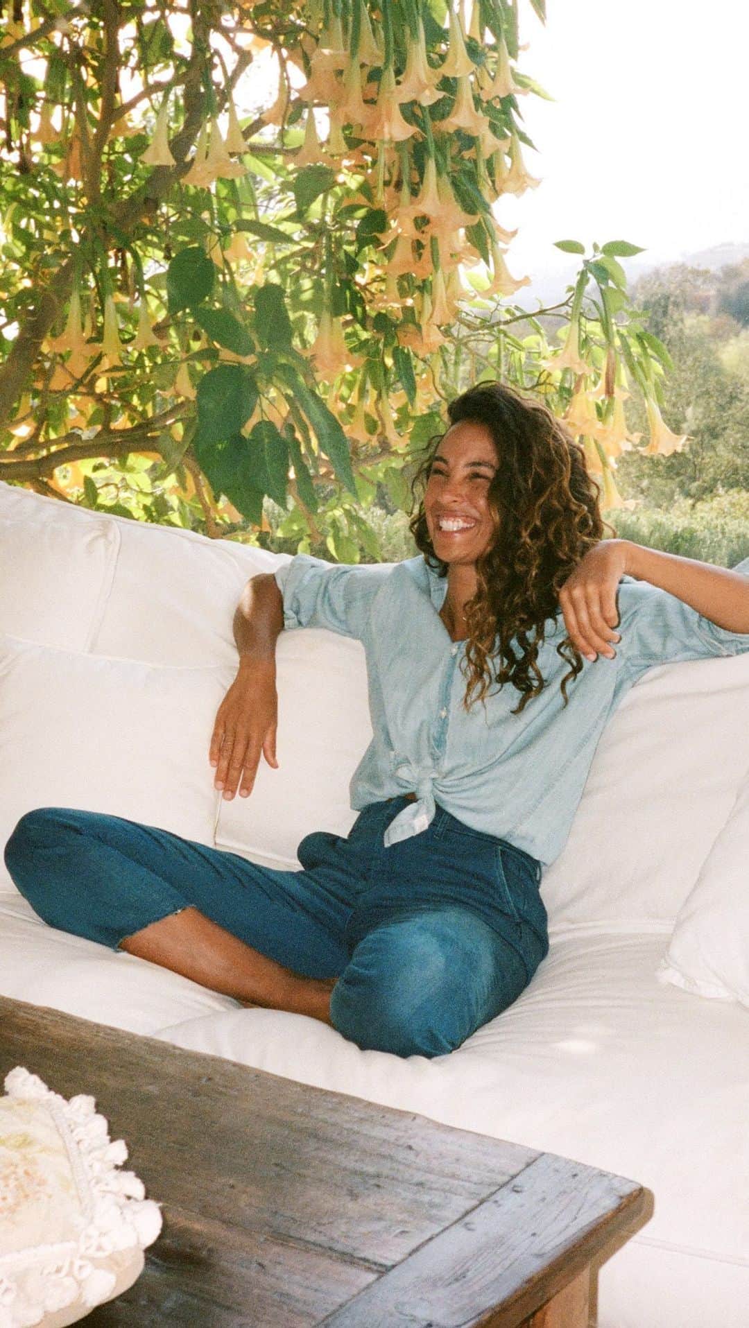 フランク&アイリーンのインスタグラム：「GIVEAWAY ALERT! ⁠ ⁠ At F&E, we're all about spreading love, positivity, ⁠ and female empowerment. In honor of Valentine's Day, we've partnered with a few of our favorite⁠ woman-owned, women-led brands on our biggest giveaway yet!⁠ ⁠ First up, the winner gets a $500 gift card toward our timelessly classic, sustainably-made F&E must-haves.⁠ ⁠ Then the ultimate ride—Bluejay's vintage-inspired bicycle powered by the best e-bike technology and worth a staggering $3,295!⁠ ⁠ To pair with those perfect F&E pieces: a $500 gift card to splurge on Freda Salvador's small-batch footwear, crafted with care in Spain and Italy.⁠ ⁠ Last but not least: two beautiful bundles of artisanal self-care luxuries from Simone LeBlanc (one for the winner and one for a friend)!⁠ ⁠ Click on the link in our bio then simply scroll down, enter your email address and other info, then click “ENTER NOW” button. ⁠ ⁠ Get extra chances to win when someone you refer enters 😉⁠ ⁠ Open for entry February 6-20th.」