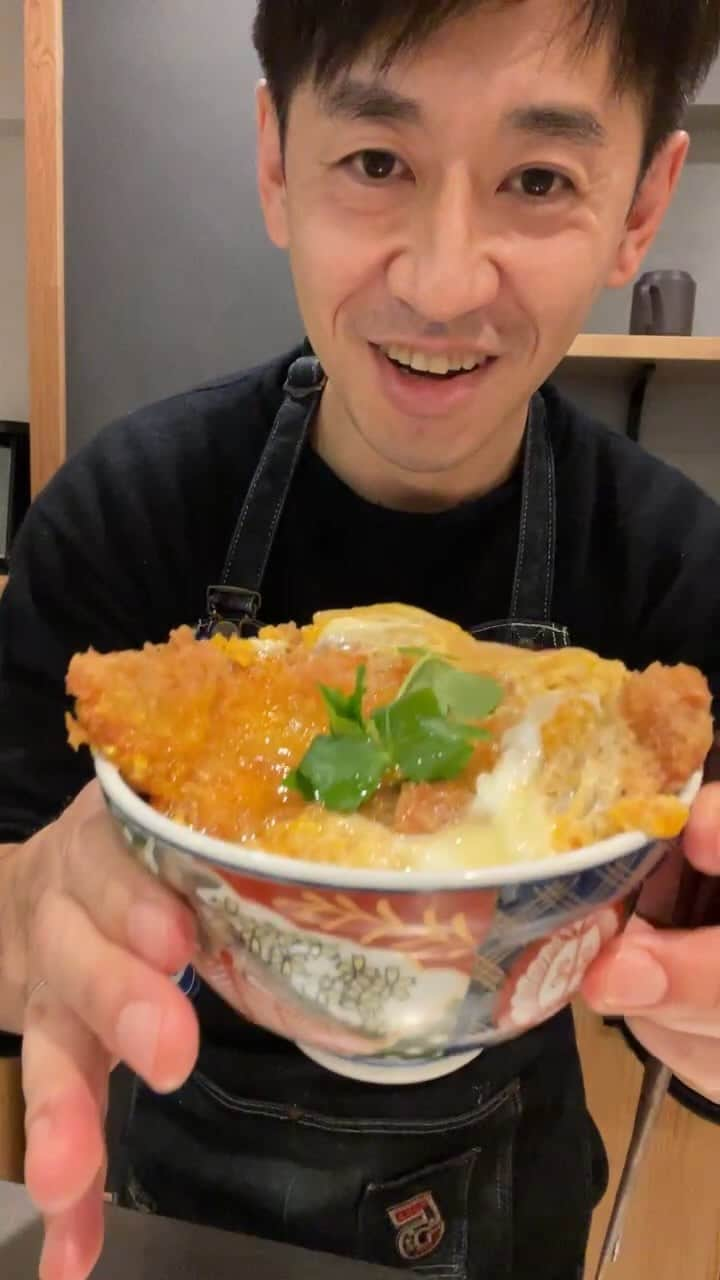 Akihiro Yoshidaのインスタグラム：「21:30から とんかつ揚げて カツ丼つくる  ハイカロリー配信でした」