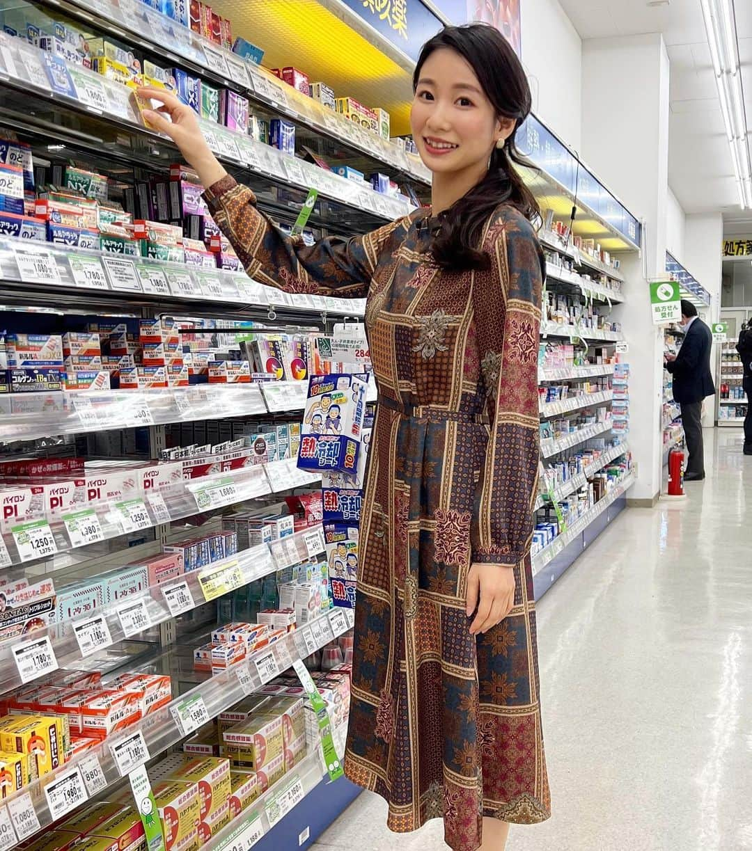 島津久美子さんのインスタグラム写真 - (島津久美子Instagram)「ロケ＆取材で薬局巡りをしてきました💊* 1日でこんなにドラッグストアに行ったのははじめて😂✨良い意味で薬局が近い存在になったというか、うまく活用したら病院いらずかも⁈💊と思ってしまうような1日でした💡😆 * 📺詳しくは2022年2月26日14時〜BS-TBS「めざせ！健康マイスター」を是非ご覧ください💕 #リポーター #女子アナ衣装 #島津久美子 #bstbsで放送 #取材 #ロケ #アナウンサーのお仕事 #ママアナウンサー #出演情報」2月8日 23時12分 - kumiko_shimazu