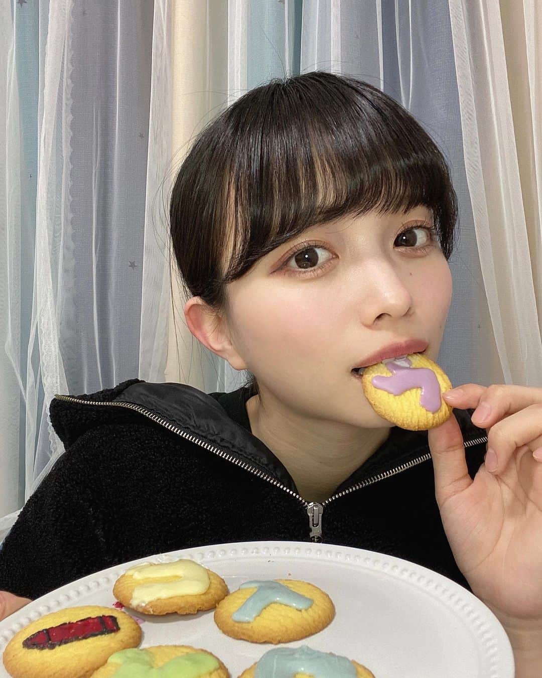 桜木ことさんのインスタグラム写真 - (桜木ことInstagram)「⁡ ♡ ⁡ 今日はバレンタイン先取りという事でクッキーのお絵描きしました！🍪 苦手なクッキーもチョコ付いてるから食べれたよ^_^ ⁡ みんなクッキー好きですか？💭 ⁡ ⁡ #ベイビークレヨン #babycrayon #アイドル #japaneseidol #idol #桜木こと」2月8日 23時37分 - koto_sakuragi