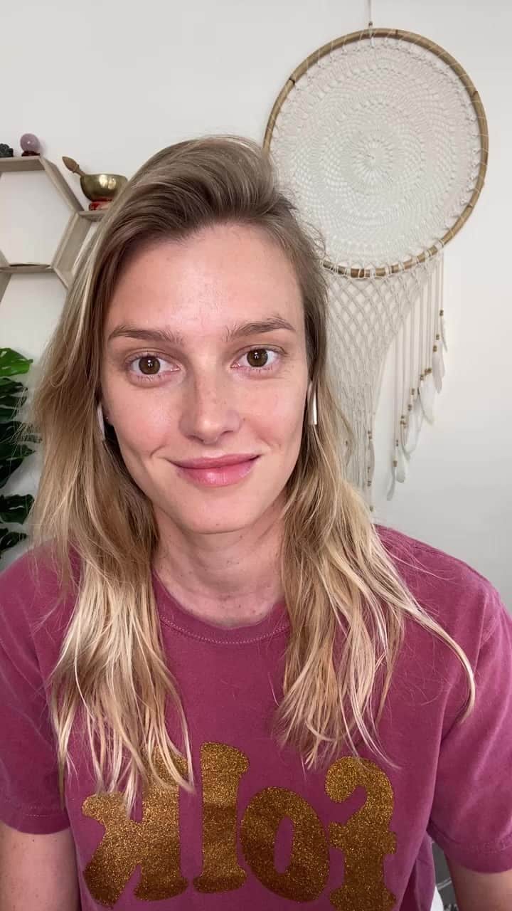シグリッド・アグレンのインスタグラム：「Discussion avec la super @stephanieatse, praticienne de Shiatsu et DoIn, qui nous raconte son parcours, l’importance du massage pour notre bien-être, la place de l’intuition dans sa pratique et nous partage même quelques points d’auto massage à la fin 🤩 Merci Stéphanie 🙏🏻🌸✨」