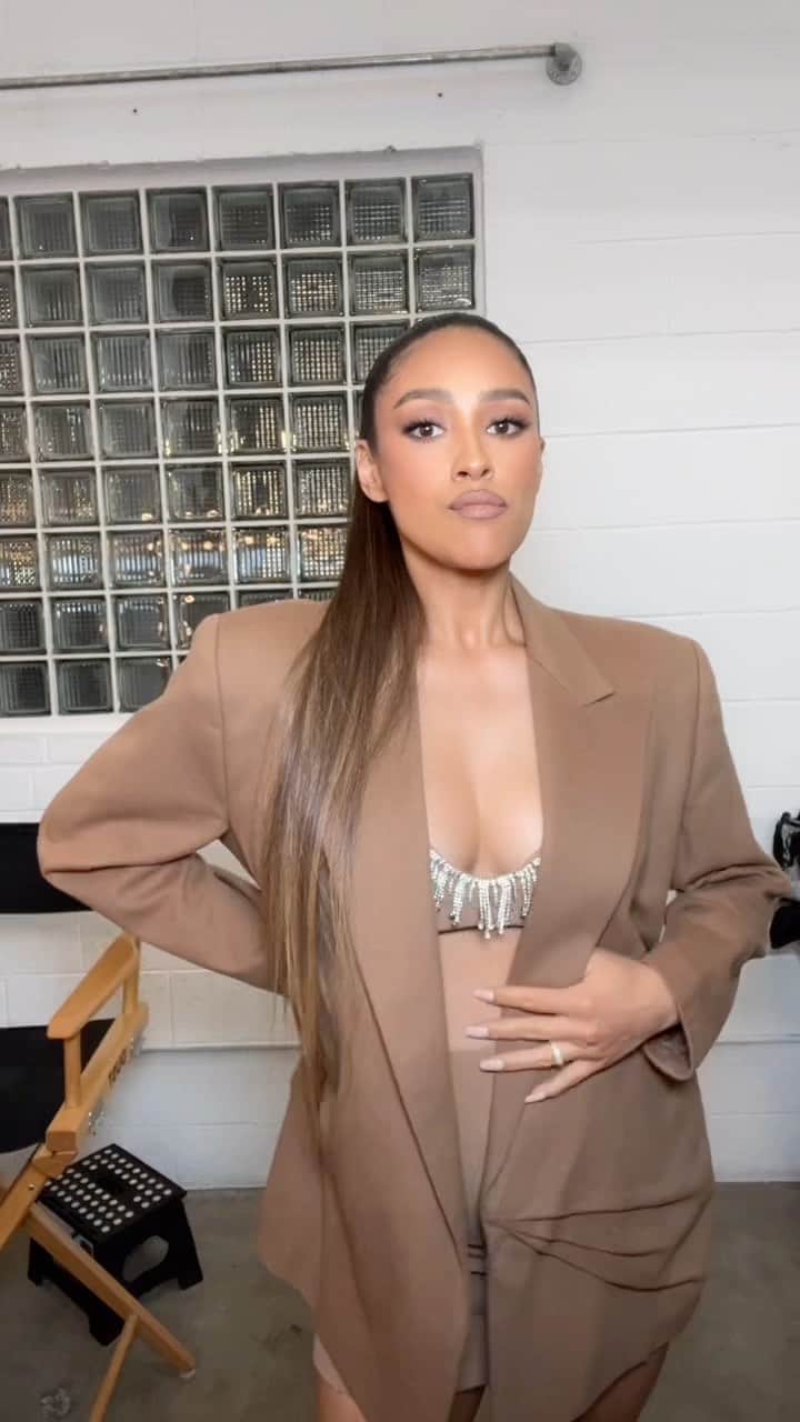 シェイ・ミッチェルのインスタグラム：「No more sucking in 😮‍💨」
