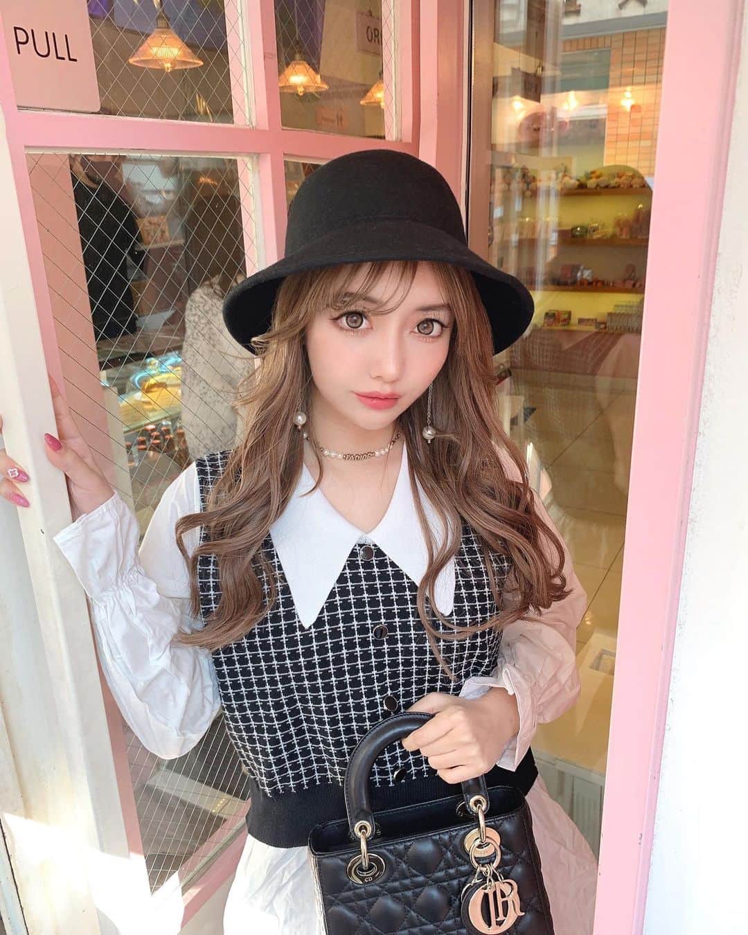 のインスタグラム：「【🦦🌸🦦🌸🦦🌸】 . もうすぐ春だー✌️✨って思ってたら 東京⛄️雪降りそう❄️だね‼️ 今日もめちゃくちゃ寒いもん🌬+❄=🥶 みんな寒さと雪に気を付けて下さい🙏✨ . 春まだー？🤣✨🌸 . 写真📷は前に新大久保行った時の✌️ 少し出向かないだけで新しいカフェ バンバンOPENしてる🥺💕 . #新大久保 #新大久保カフェ」