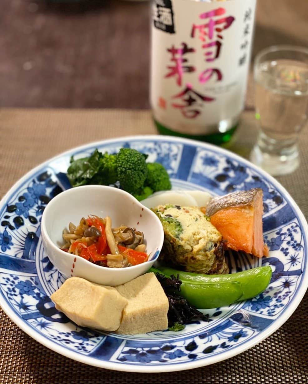荻原和歌のインスタグラム：「残りもの惣菜と常備菜を盛り合わせたらそれっぽく仕上がった夜。ちょっとずつ色々、が美味しい歳になりましたねえ。あとは大根おろしと炊き立てご飯があればOK!と言いつつ晩酌も楽しんでおります。  #ごはん記録 #ごはん  #ばんごはん #野菜料理  #晩酌 #雪の茅舎  #茶色いおかずが得意です #キノコと海藻を欠かさない派」