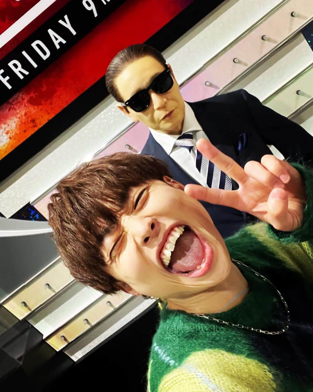 石原慎也のインスタグラム：「もうすぐフォロワー18万人ぢゃんあげ。すな。  #すな #マジで #顔が本当に腹立たしい #調子乗んなや #でも18万人嬉しいね #みんないつもありがとう  #この写真で感謝伝えんな #勿体無い #伝わるもんも伝わんないよ #楽しそうでよかったね #これからもよろしくお願いします」