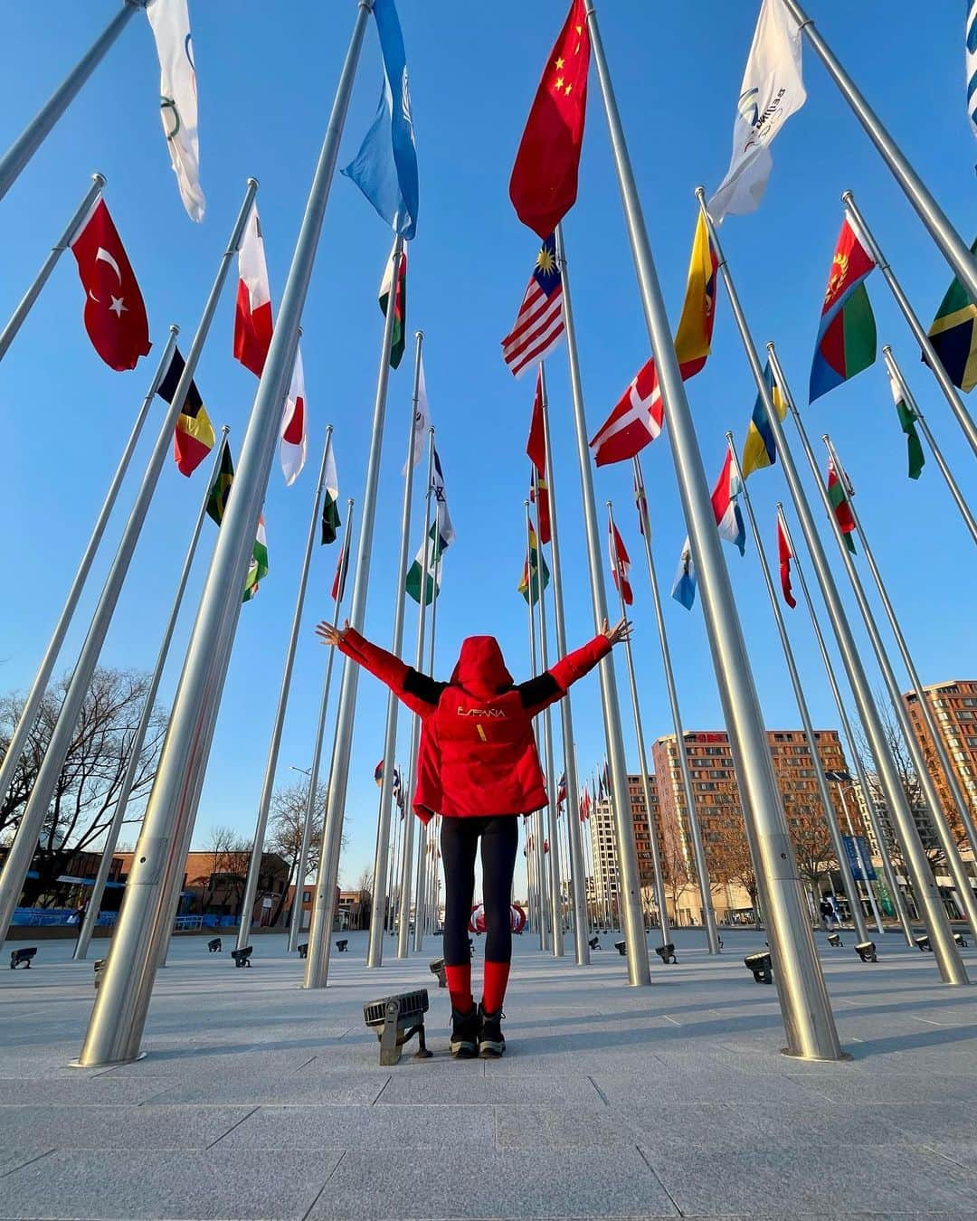 オリヴィア・スマートさんのインスタグラム写真 - (オリヴィア・スマートInstagram)「Having a little happy dance under the flags 💃🏼💃🏼💃🏼」2月9日 15時52分 - oliviasmartx