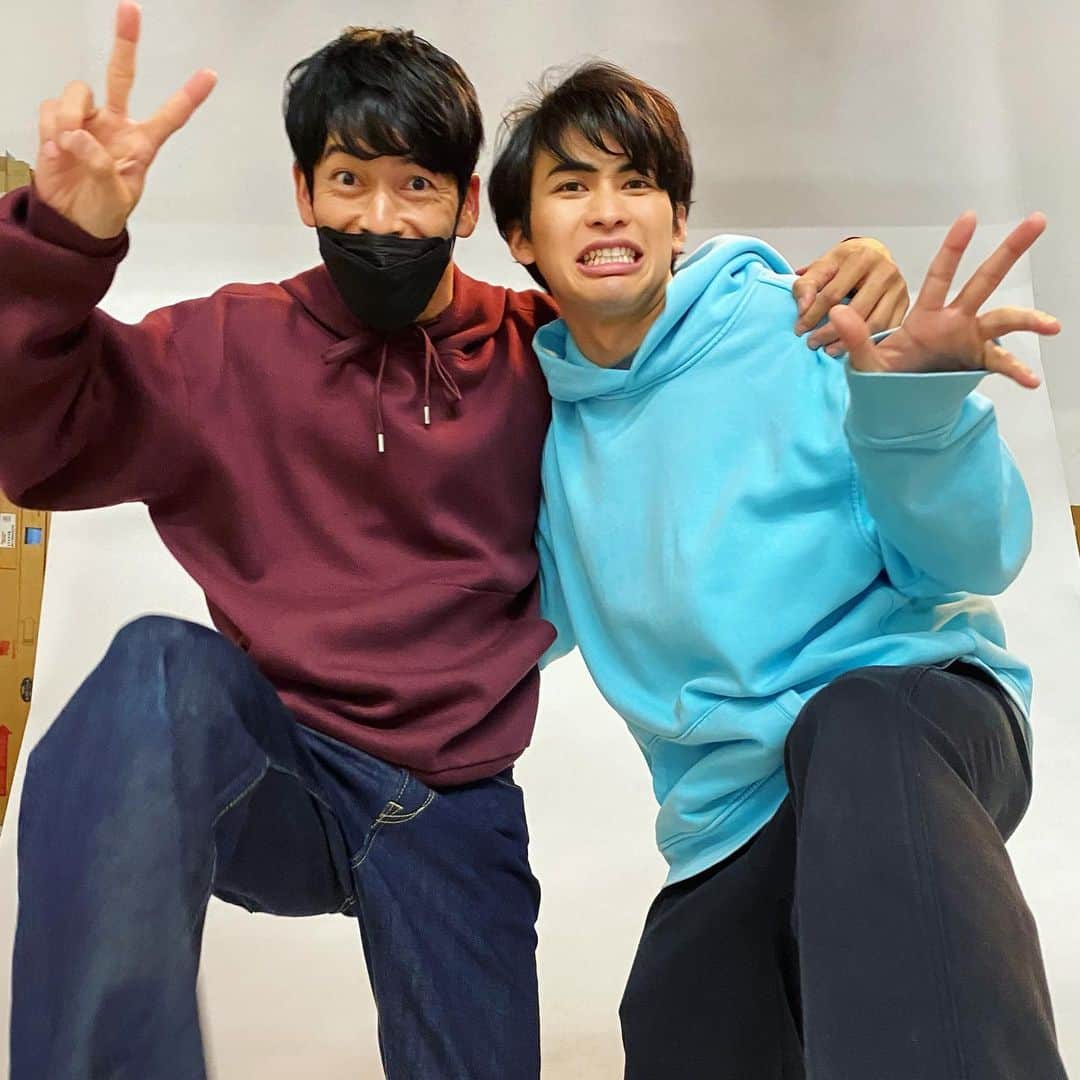 久保田裕之のインスタグラム：「人のことを レジェンド！レジェンド！と化石みたいな扱いするヤツw🦖 面白いやつ見つけた🤣  Wikipedia見ました！って言いながら、 「久保田さんて彼女いるんですか？」って本気で聞いてくるやつ😂おい読んでないだろw 楽しく撮影させてもらいました！  #モデル#撮影#フーディー#コンビ#25歳の#面白いやつ#最後#おじさんは#疲れたわ #元芸人の#アンドリュー#安藤稜」