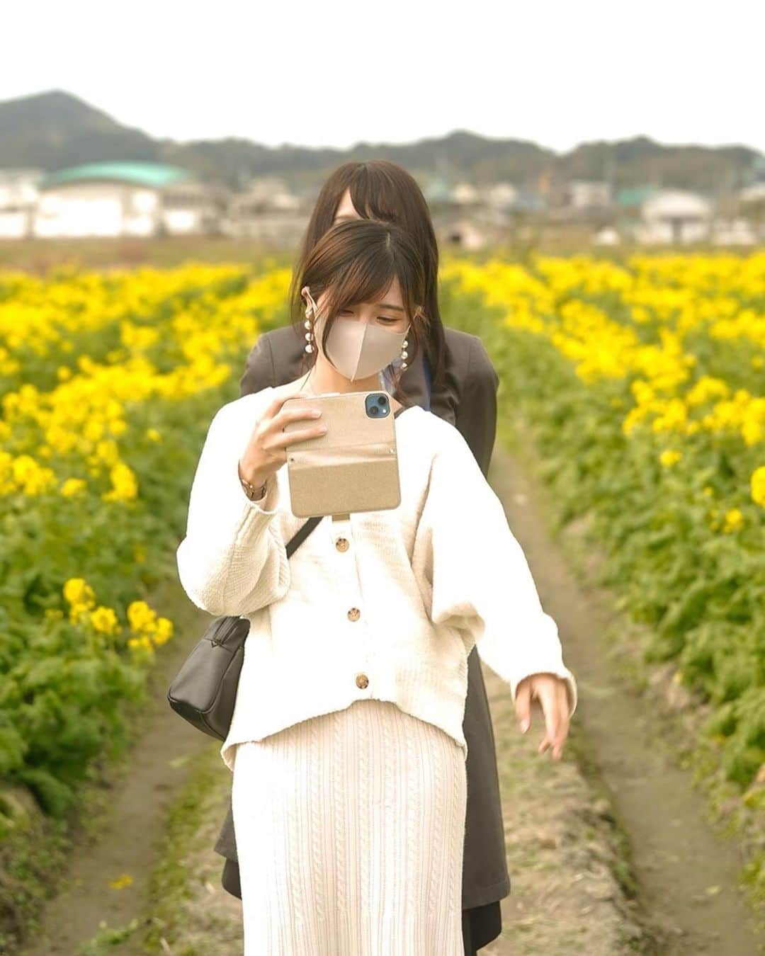 Tazumiさんのインスタグラム写真 - (TazumiInstagram)「お友達に撮ってもらった菜の花🌼  たまにはプライベートフォトも☺️  菜の花は #糸島 にある道の駅 #福ふくの里 で満開に咲いておりました🥰  これでも身長160cmあるのにさくちゃん @katze_sak とトキシくん @toshiki.camera が身長高すぎて全然信じて貰えない…😂  でも、年取ってきて「小さく見える方がさては可愛く見えるのでは？🤔✨」  という、謎の好都合に思考が寄っております😂✌️  なので、自称157cmに改名しようかなと思います😊💕  #福岡 #糸島観光 #菜の花畑 #道の駅 #春 #白コーデ #マーメイドスカート #白ニット #26歳 #元バイク女子 #筋トレ女子 #沖縄モデル」2月9日 16時24分 - tazumi_0225