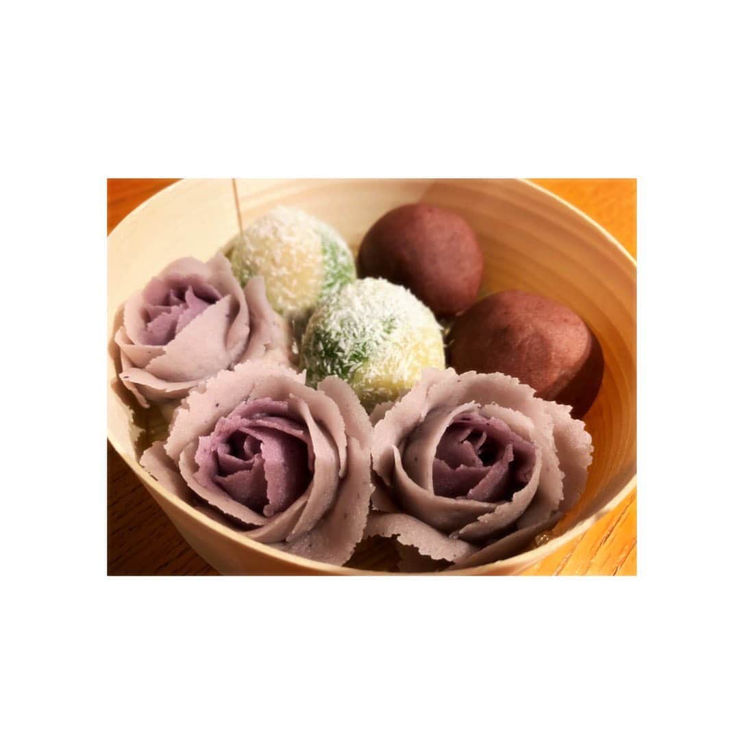 吉岡里帆さんのインスタグラム写真 - (吉岡里帆Instagram)「♡  薔薇のおはぎ、鬼灯の大福  #和菓子」2月9日 16時30分 - riho_yoshioka