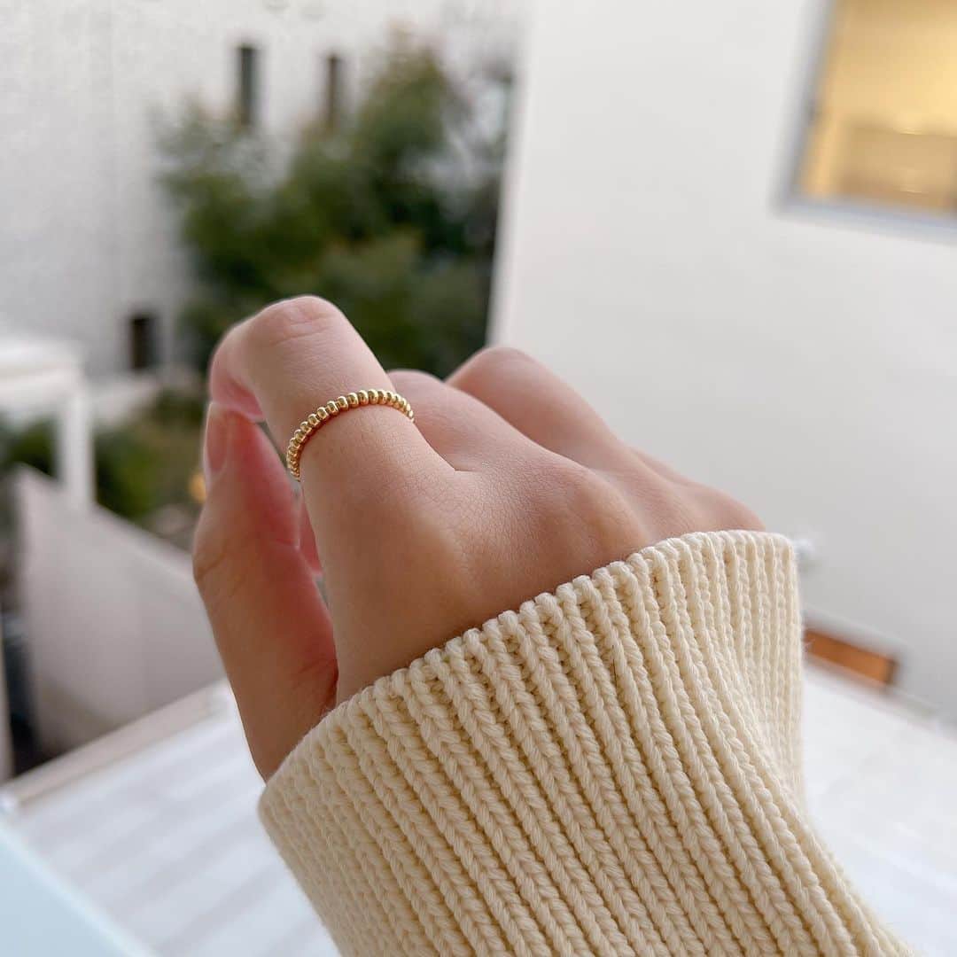 菊地亜美さんのインスタグラム写真 - (菊地亜美Instagram)「. 自分の中のご褒美ものは 少しずつ集めてるヴァンクリのジュエリー❃  常につけてる指輪って結婚指輪だけだったけど、これも結婚指輪とは反対の指に。 #ペルレ 24時間つけてる☺︎」2月9日 16時58分 - amikikuchi0905