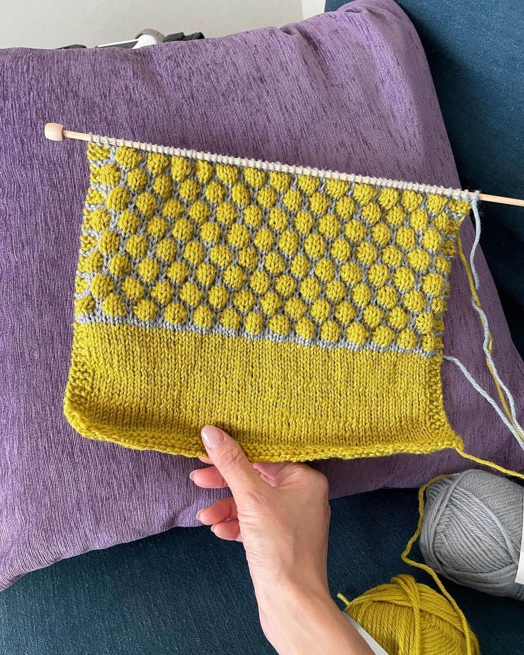 のインスタグラム：「おはよー  マスタード×グレー🧣 ポコポコが可愛くて 編んでてワクワクする模様です🥰  #坂元編み物ライフ #棒針編み」