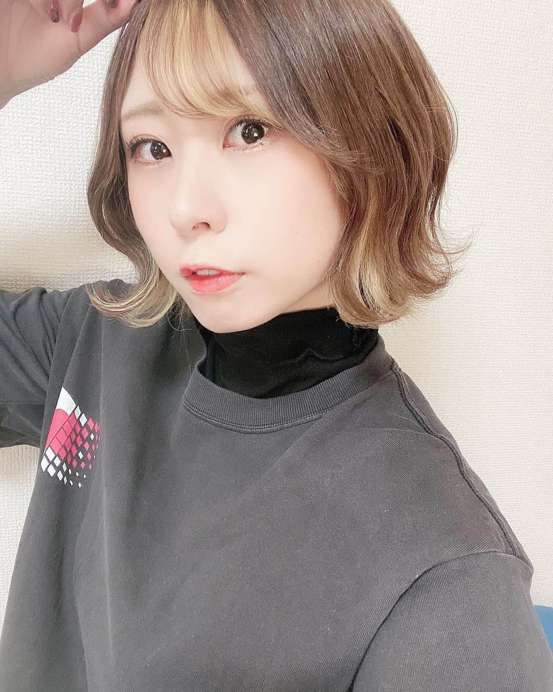 河原まゆのインスタグラム：「前髪次どうしよかなー！  #japanesegirl #japan #ツートンカラーヘア #前髪インナーカラー #ショートボブ #followｍe #model」