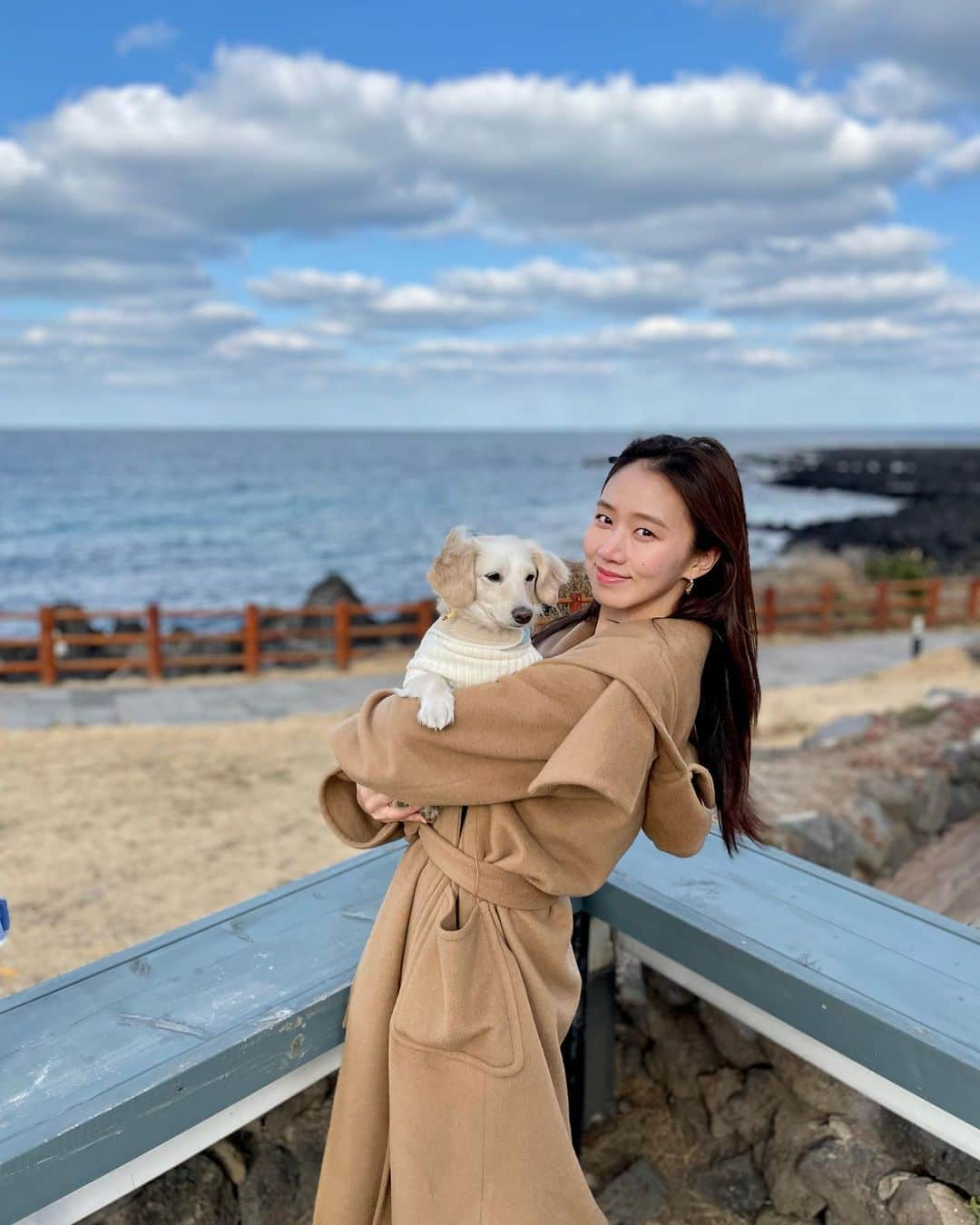 コ・ソンヒのインスタグラム：「요즘 자꾸 다른 댕댕이 팅구들 만나고 온다고 킁킁대며 삐지는 🐶 고루아님을 위해 - 옛다 니사진도 투척💜  #고루아와함께 #제주 (다사다난.. 그러나 행..복😮)」