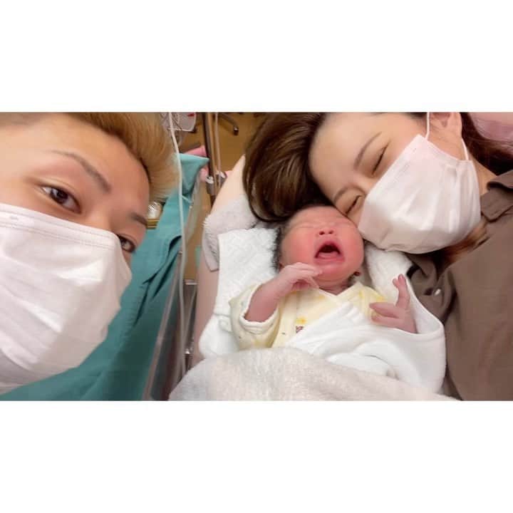 ᗰᗩYᑌᑕᕼIのインスタグラム：「l  Happy Birthday 𓂃♥︎𓈒𓏸  ちぴちゃん 1歳のお誕生日おめでとう🍰 ﾟ  あんなに小さかったのに こんなに大きくなったね！  慣れない抱っこでパパもママも 腱鞘炎になったりしたね。 2時間おきの母乳育児🤱🏼で 睡眠不足だった日々もメンタルリープで 泣き止まない日もあったねஇ  でもどんなに疲れてても 寝顔を見たら一瞬でふっとぶの😂♥︎  どんどんと1人で出来ることが 増えていって、きっとあっとゆうまに ママの手から巣立っていくのかなと 思ったら少し寂しくなります🥲· ﾟ  大変な育児も、きっと振り返ると かけがけのない一瞬の出来事なんだろな  これからも一緒に色々成長しようね ちぴの笑顔はママとパパの宝物🤍 産まれてきてくれてありがとう𓂃𓈒𓏸  #お誕生日おめでとう #1歳誕生日 #女の子ベビー #令和3年ベビー  #誕生日動画 #ファーストバースデー」