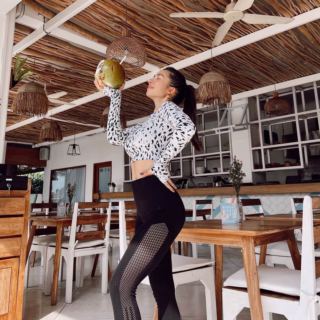 Jennifer Bachdimのインスタグラム：「The well deserved coconut after your workout 🥥💪🏼❤️」