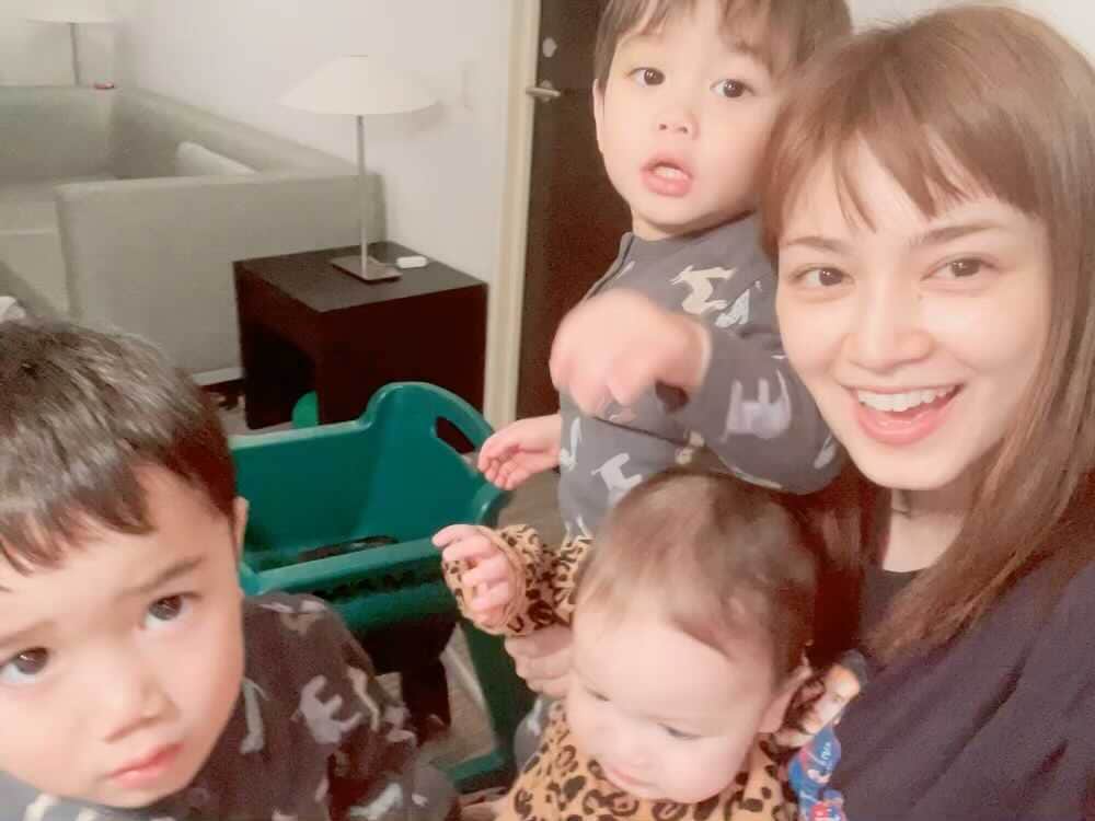 のインスタグラム：「日常の一コマ🥲 騒がしいね、、、😅  カメラ置いて撮影できる棒… あれなんだっけ😅⁈  アレが欲しい今日この頃🥲  今この時は数秒ごとに終わっていくからたくさんたくさん写真や動画に収めておきたい‼︎  って、たくさんの先輩ママさんの言葉を聞いて今思いました❤️  #写真かと思ったら動画だった #こんなんもアリにしとこ #ワチャワチャすぎるね私たち #私は慣れたよ #この暮らし #😅」