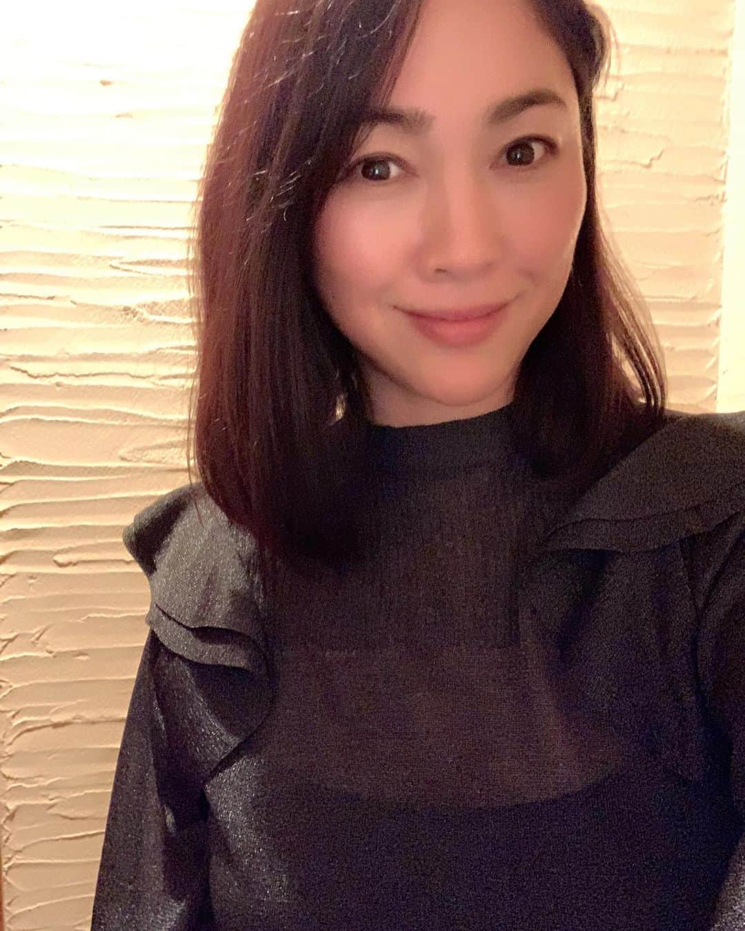 田中悦子さんのインスタグラム写真 - (田中悦子Instagram)「昨日はお友達と🍷3本空けちゃったんで 朝、若干の気持ち悪さでしたが😅🥵 トレーニングして汗かいて スッキリしてきましたわ😂👌  明日は大雪になるそうですので 運転など 皆さま気をつけましょう❣️ お買い物も今日済ませておいたほうがいいですよ。 関東人は雪にめっぽう弱いんで😂  #アラフィフ女子 #大人女子 #大人女子コーデ #ラメブラウス #キラキラブラウス #透けブラウス #ミラオーウェン #ワイン大好き女 #ワイン #ワイン好き #winelover」2月9日 11時35分 - etsuko.reborn25