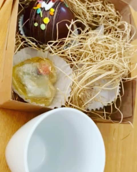 のインスタグラム：「親戚のキャシーが手作りしてくれたココボム💕  お湯やミルクをかけると丸いのが溶けて中からサプライズ😝  これ全部手作りしたとか信じられない…  義理の兄の妹…  血のつながりはない…  この可愛らしいスイーツを作る遺伝子は私にはないようです。  #thankskathy #cocoabombs  #heaven #もうちょい大きいコップにするべきだったね」