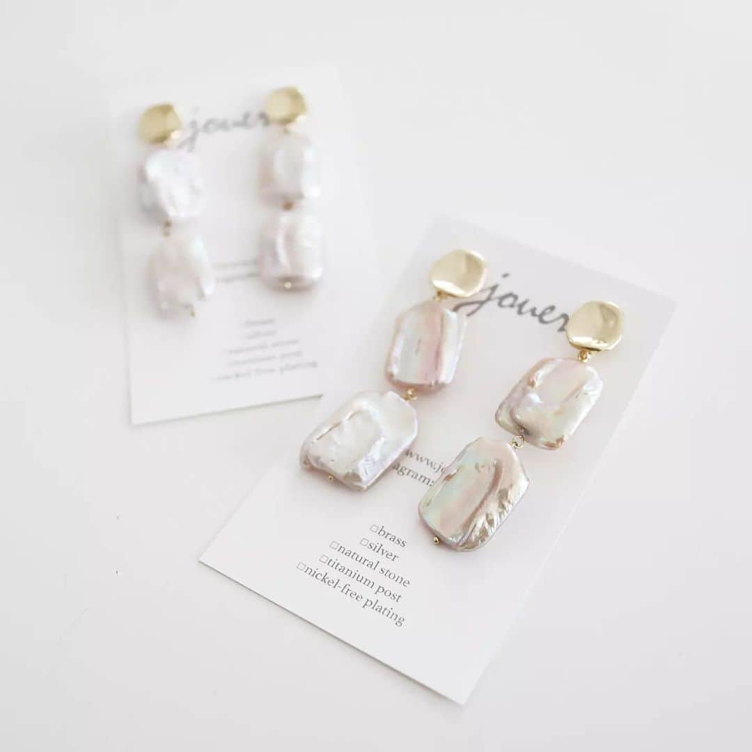 joueri accessory by Eri Sato(@satoeri626)のインスタグラム：「スクエアパールピアス 手前は少しオレンジがかった色味で春らしく · · #joueri#アクセサリー#ピアス#天然石#天然石ピアス#カジュアルコーデ#ハンドメイドアクセサリー#パール#パールピアス#fashion#ootd#outfit#code#coordinate#style#ファッション#コーディネート#コーデ#プチプラ#locari#partegram#カジュアル#お洒落さんと繋がりたい」