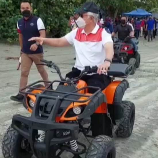 ナジブ・ラザクのインスタグラム：「Naik ATV? Sekarang? Let's gooooo!  Nervous sikit lah tapi ok. Lepas dah biasa, best juga ride.  Selamat pagi Johor!」