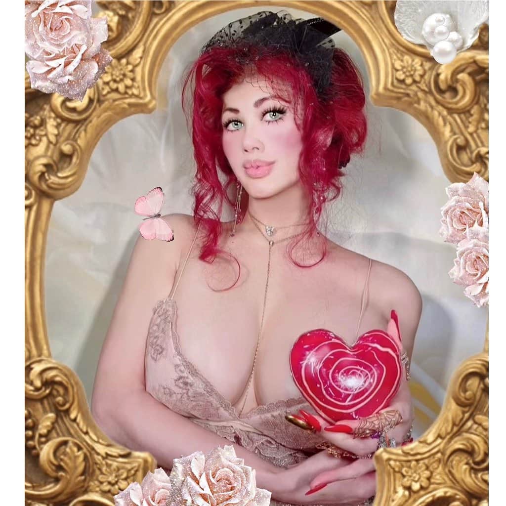 のインスタグラム：「⚜️サロン・デュ・ショコラ💖⚜️2022🌹💎-1💋✨✨  私達の愛する大切な皆さん、 ごきげんいかがでしょうか🥰💖  ファビュラスな姉の パトリックロジェの大きなハート♥️の中は トロけるチョコなのですが、 ファビュラスな姉のハートの中は 本人すらわからない壮大な宇宙のようで、 まさにファビュラスワールドな世界の ようなのですよ🤔💖 フィリップ・ベルの超絶人気で即完の サクサク、ジョリジョリなクルスティベロ、 凄く楽しみでワクワクしながら 箱を開けてみましたら …なんと…カラ⁈でした。🥺😢💦 どういうことなのでしょうか…。 皆さんも、あ〜ッ…🤭🤔😓 と、わかっていただけましたよね🥺💦 そして、 プラリネの魔術師と呼ばれ、 世界のチョコレートファンを魅了する 「パトリック・ロジェ」　 そのアートの技術と チョコレートを作る技術が合わさった パトリック・ロジェの 半球型のボンボン 今年は、 向かって左から PR47は、 白桃とレグリース風味のキャラメル。 エメラルドは、 ライムとフレッシュミント風味のキャラメル。 アベイユは、 花の蜂蜜を使ったガナッシュ。 ですよ。 昨年は、 エメラルドは、 ライムとフレッシュミント風味 テフュメはラプサンスーチョンティー風味 ミストラルは蜂蜜塩キャラメル風味 でしたよ。🥰💎  💎「世の中が見えない危険にさらされて 急速に変化する不安定な今、 わたくし達の愛する大切な皆さんが どうか 心身ともに健やかに幸せに 過ごされますように 心より願っておりますよ。🌹✨」  #Salon du chocolat #サロンデュショコラ #Spotify #ポッドキャスト #叶姉妹のファビュラスワールド #amazing #heavenly #バラの香り  #precious#fabulous #叶姉妹 #heaven #happy #ファビュラス  #angel #宇宙   #コミケ #叶 #叶ポージングエクササイズ  #究極生命体 #peace #peaceful #lgbtq #至福 #幸運 #天使 #女神 #愛するあなたへ」