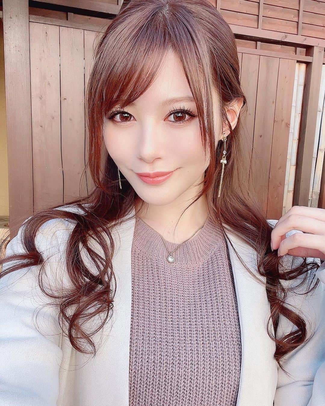 のインスタグラム：「\新作出たよ❤︎/ . 『相沢みなみと過ごす 　　　ヤ◯まくり温泉旅行ドキュメント』 . リアルドキュメントです🔞 . here's my new movie :-P . 我的新作品❤ . #相沢みなみ #新作  #minamiaizawa #相澤南」