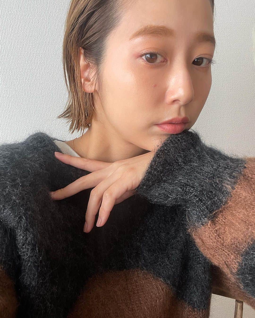 のインスタグラム：「. 控えめにいってよすぎる、、、  #NARS #ライトリフレクティングファンデーション DEAUVILLE  ノンフィルター、加工なしです📷 動画の方がわかりやすいかなと思い2枚目に。 ( ニキビには塗ってません！小さくなってきた✌︎ )  スキンケア成分70%以上、さらさら軽め、 カバーしたいところはできるのに素肌見え 👶  色は全15色あるのと クッションとは少し色のトーンが違ったので ( やや暗め？ ) できれば直接色見ていただくのがオススメです。 ちなみに私はクッションはVIENNA率が高めです。  あとこの前liveで使った、 #ライトリフレクティングセッティングパウダー の ルースタイプが登場しました！これは2/11発売 これまためちゃくちゃいいです！  before / after わかりやすく リールに載せられたら、と思います☺️📷✨  #ik_make#basemake#ナーズ」