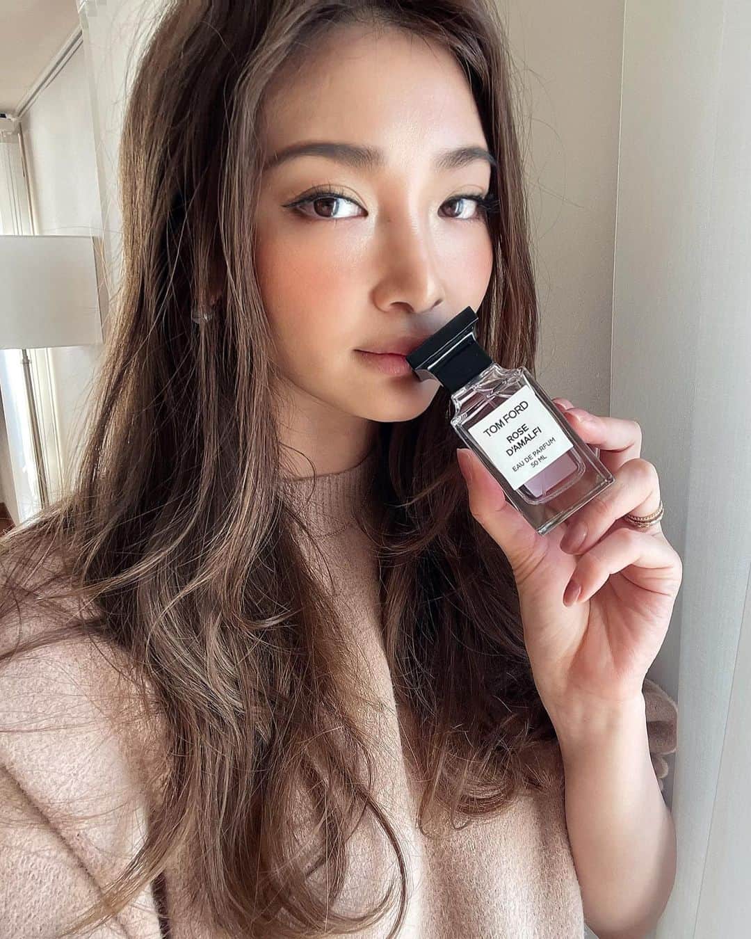 里海のインスタグラム：「親密で控えめな官能性を持つ薔薇がイタリアン ベルガモットの口づけを受けたようなローズ ダマルフィ  Rose D'Amalfi by @tomfordbeauty  大人の女🌹 というとても魅惑的な香りです🌹   #tomfordbeauty #トムフォードビューティー #トムフォード　#tomfordperfume」