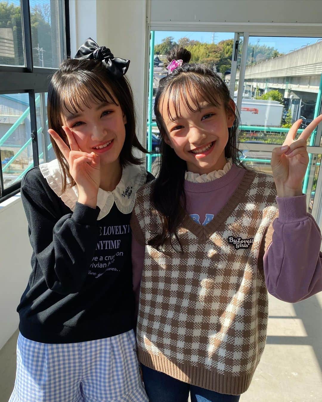 ニコ☆プチのインスタグラム：「. . リナとリリ✌️ 「リ」のつく2人は仲良し🧸💗 . #川口莉奈 #中瀬梨里 #ニコプチ .」