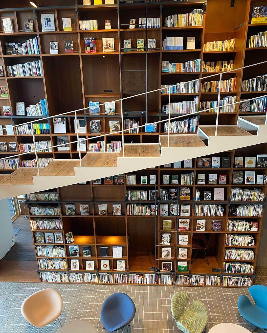鈴木保奈美さんのインスタグラム写真 - (鈴木保奈美Instagram)「図書館のようなお宿に来ました。静かなお湯で身体を温めて、好きなだけ本を抱えてごろごろ。またごろごろ。時には自分を甘やかしたって、いい。 チャージできたら、また明日から頑張ろう。  #箱根本箱」2月9日 15時24分 - honamisuzukiofficial