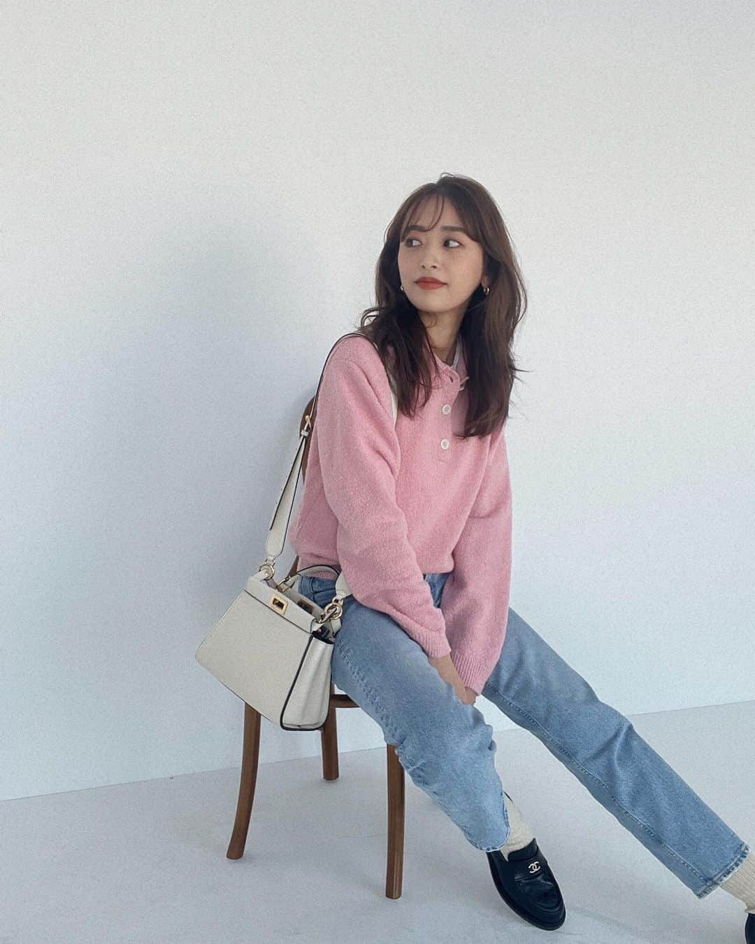 近藤千尋のインスタグラム：「ぴんくの私服🌷🌷🌷🌷  もちろんアウターは着ていますが 少しでも春意識。。笑☺️  撮影中、衣装に着替えようとしたら 手に娘が朝つけてくれたブレスレットが😍笑  bagは愛用しまくりの FENDIさん、ピーカブースモールサイズです💖  明日は雪☃️みたいなので ぬくぬく過ごしましょうね☺️  #fendi  @fendi」