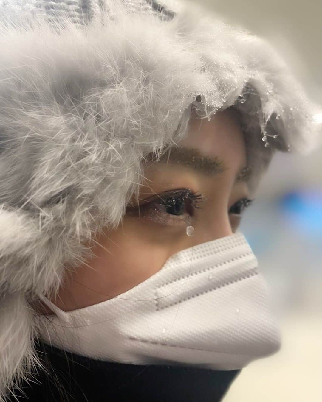 のインスタグラム：「. 極寒の北京☃️ 外取材を終えると、まつ毛も眉毛もフードも凍ってしまいます。 しかしながら…選手の活躍を目の当たりにして、心は燃えていますよ❤️‍🔥  今夜、フジテレビではショートトラック男子1500m他を生中継します⛸  長島圭一郎ヘッドコーチ率いる 新生日本の活躍、ご期待下さい！  #フジテレビアナウンサー #藤本万梨乃 #北京五輪 #ショートトラック」
