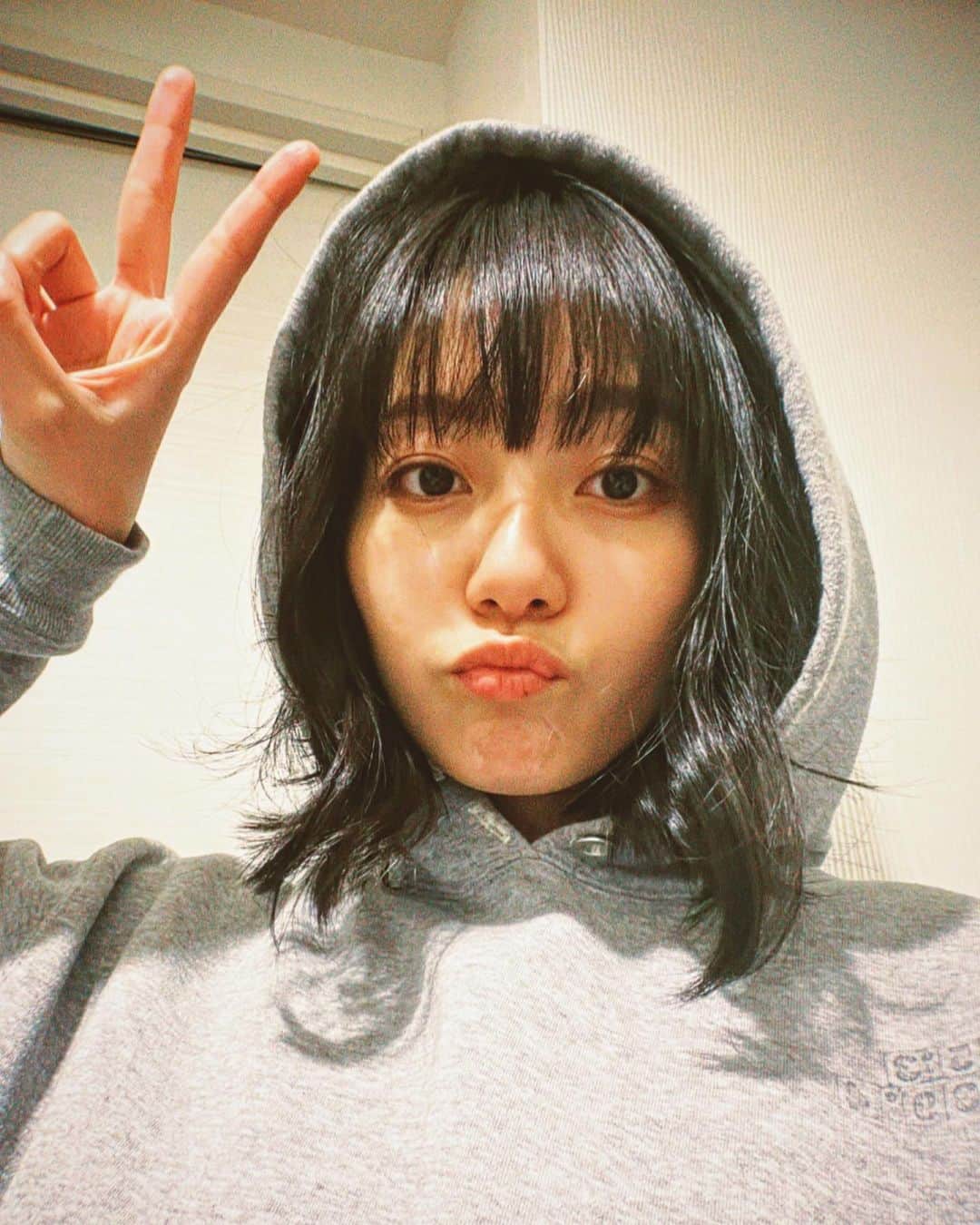 工藤綾乃のインスタグラム：「撮影の時に髪をクッルクルにしてもらってハッピーでした写真 フード被ってますが😂 ピース」