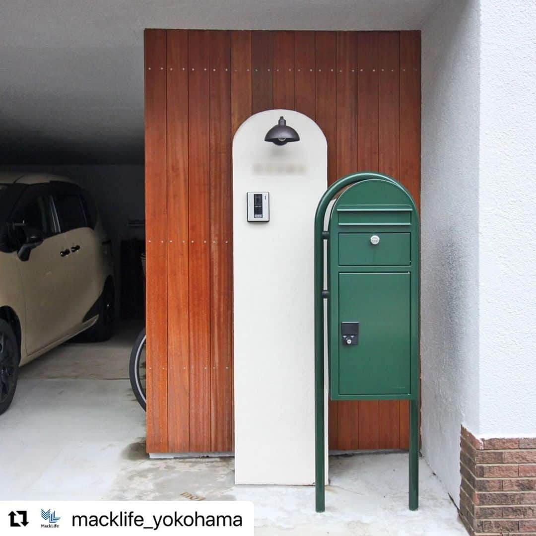 レノビアリングさんのインスタグラム写真 - (レノビアリングInstagram)「#Repost @macklife_yokohama with @make_repost ・・・ 門まわりは家の第一印象を決める「家の顔」ともいえる場所。  門まわりをしっかりつくりこむことで、家の外観を何倍も素敵に見せることができますよ🏠✨  特に門柱は来訪者が最初に目にする場所だけに、デザインにはこだわりたいですね。  クラシカルで正統派な印象のレンガ、温かみのあるウッド、モダンな印象のモルタル。大きさ、形、デザインも様々です。  マックライフでは、建物だけでなく、その土地にあった機能性やお好きなデザイン、ご予算に合わせて様々な外構のアイデアをご提案しています☺️  more pics ▶▶ @macklife_yokohama  #外構 #外構アイデア #エクステリア #エクステリアデザイン #門柱 #門柱デザイン #横浜 #工務店 #マックライフ #北欧住宅 #北欧インテリア #北欧家具 #北欧デザイン #かわいい家 #おしゃれな家 #庭 #庭づくり #テラス #人工芝のお庭 #照明 #足跡スタンプ #真鍮レター #駐車場 #駐車スペース #外壁 #外観 #ボビポスト #ポスト #アプローチ」2月9日 17時43分 - macklife_hokuoh