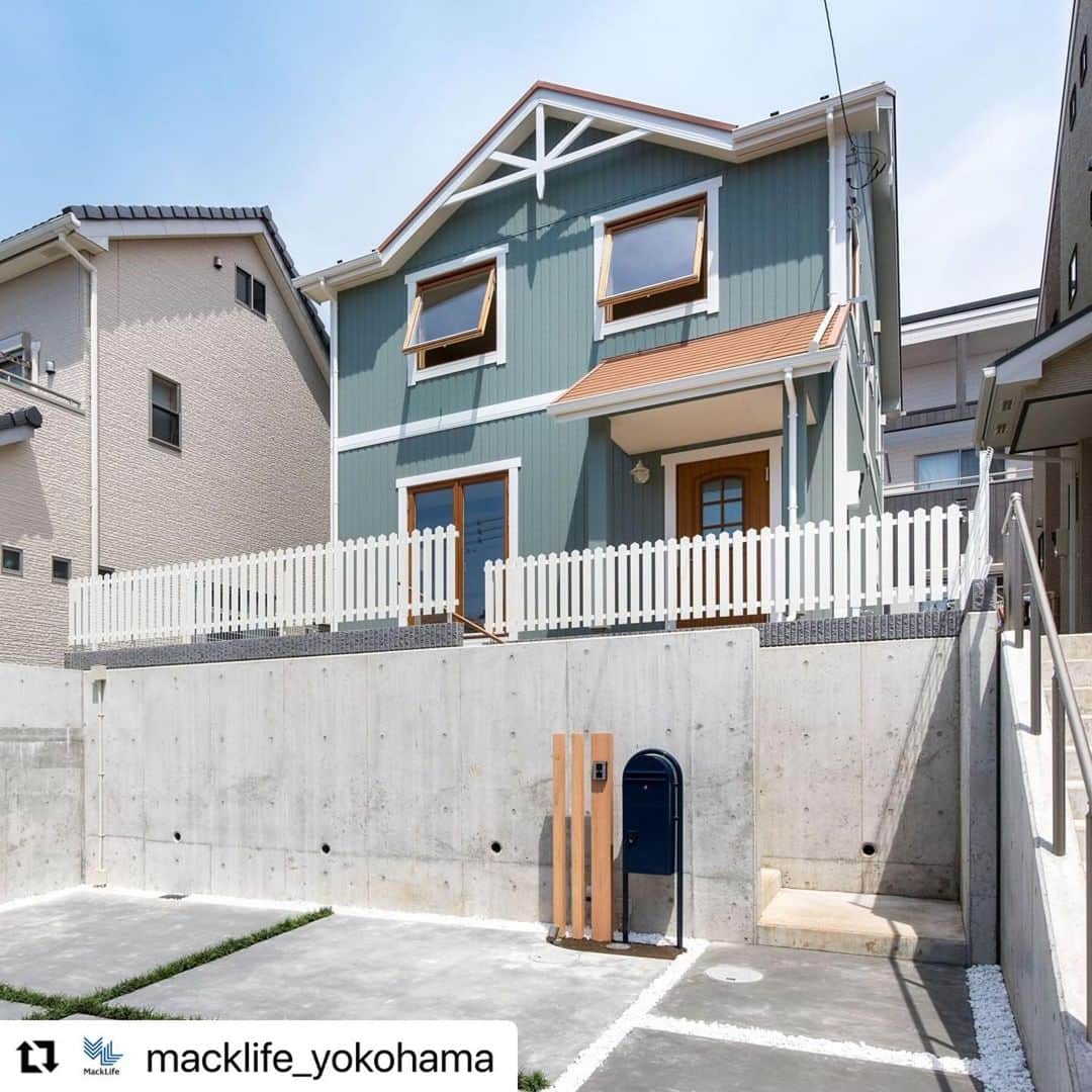 レノビアリングさんのインスタグラム写真 - (レノビアリングInstagram)「#Repost @macklife_yokohama with @make_repost ・・・ 門まわりは家の第一印象を決める「家の顔」ともいえる場所。  門まわりをしっかりつくりこむことで、家の外観を何倍も素敵に見せることができますよ🏠✨  特に門柱は来訪者が最初に目にする場所だけに、デザインにはこだわりたいですね。  クラシカルで正統派な印象のレンガ、温かみのあるウッド、モダンな印象のモルタル。大きさ、形、デザインも様々です。  マックライフでは、建物だけでなく、その土地にあった機能性やお好きなデザイン、ご予算に合わせて様々な外構のアイデアをご提案しています☺️  more pics ▶▶ @macklife_yokohama  #外構 #外構アイデア #エクステリア #エクステリアデザイン #門柱 #門柱デザイン #横浜 #工務店 #マックライフ #北欧住宅 #北欧インテリア #北欧家具 #北欧デザイン #かわいい家 #おしゃれな家 #庭 #庭づくり #テラス #人工芝のお庭 #照明 #足跡スタンプ #真鍮レター #駐車場 #駐車スペース #外壁 #外観 #ボビポスト #ポスト #アプローチ」2月9日 17時43分 - macklife_hokuoh