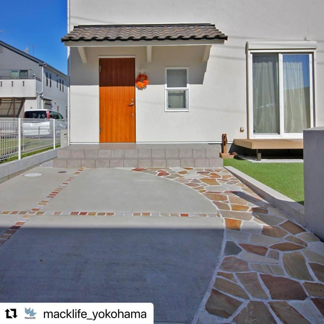 レノビアリングさんのインスタグラム写真 - (レノビアリングInstagram)「#Repost @macklife_yokohama with @make_repost ・・・ 門まわりは家の第一印象を決める「家の顔」ともいえる場所。  門まわりをしっかりつくりこむことで、家の外観を何倍も素敵に見せることができますよ🏠✨  特に門柱は来訪者が最初に目にする場所だけに、デザインにはこだわりたいですね。  クラシカルで正統派な印象のレンガ、温かみのあるウッド、モダンな印象のモルタル。大きさ、形、デザインも様々です。  マックライフでは、建物だけでなく、その土地にあった機能性やお好きなデザイン、ご予算に合わせて様々な外構のアイデアをご提案しています☺️  more pics ▶▶ @macklife_yokohama  #外構 #外構アイデア #エクステリア #エクステリアデザイン #門柱 #門柱デザイン #横浜 #工務店 #マックライフ #北欧住宅 #北欧インテリア #北欧家具 #北欧デザイン #かわいい家 #おしゃれな家 #庭 #庭づくり #テラス #人工芝のお庭 #照明 #足跡スタンプ #真鍮レター #駐車場 #駐車スペース #外壁 #外観 #ボビポスト #ポスト #アプローチ」2月9日 17時43分 - macklife_hokuoh