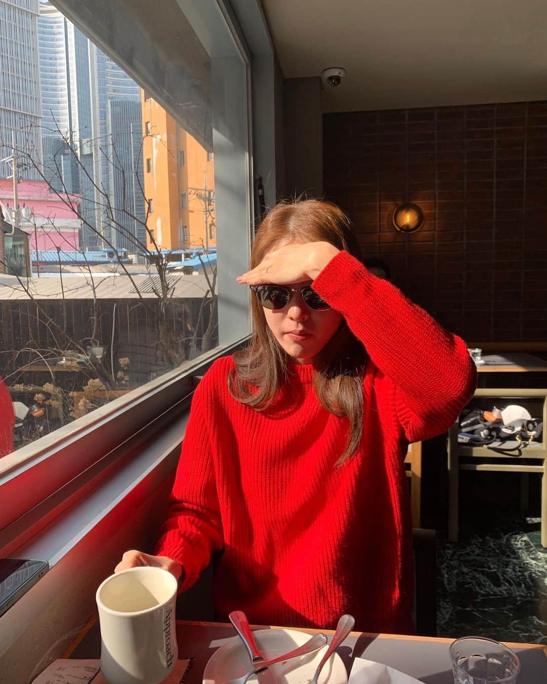 イ・ヨニのインスタグラム：「햇빛이 강렬한 날에 태어났어요.ㅋ 생일이 음력이라 매번 챙기기 어려운데 그래도 잊지않고 챙겨줘서 고마워요~. 😅😅😅😅 #음력1월9일#생일」