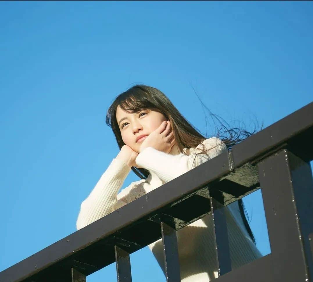 丸本凛のインスタグラム：「本日もアップされました。 この日はすごく風の強い日で、髪の毛が暴れまくりでした笑🍃 あと2日間よろしくお願いします🧡  今日は以前コメントで頂いたキムチ鍋とトマト鍋をミックスして豚キムチトマト鍋を作りました～！ 姉も同じものを作っていて、、びっくり！  #instagood#photooftheday#16#05#ニット#ニットワンピース#空#white#logirl#ストール」