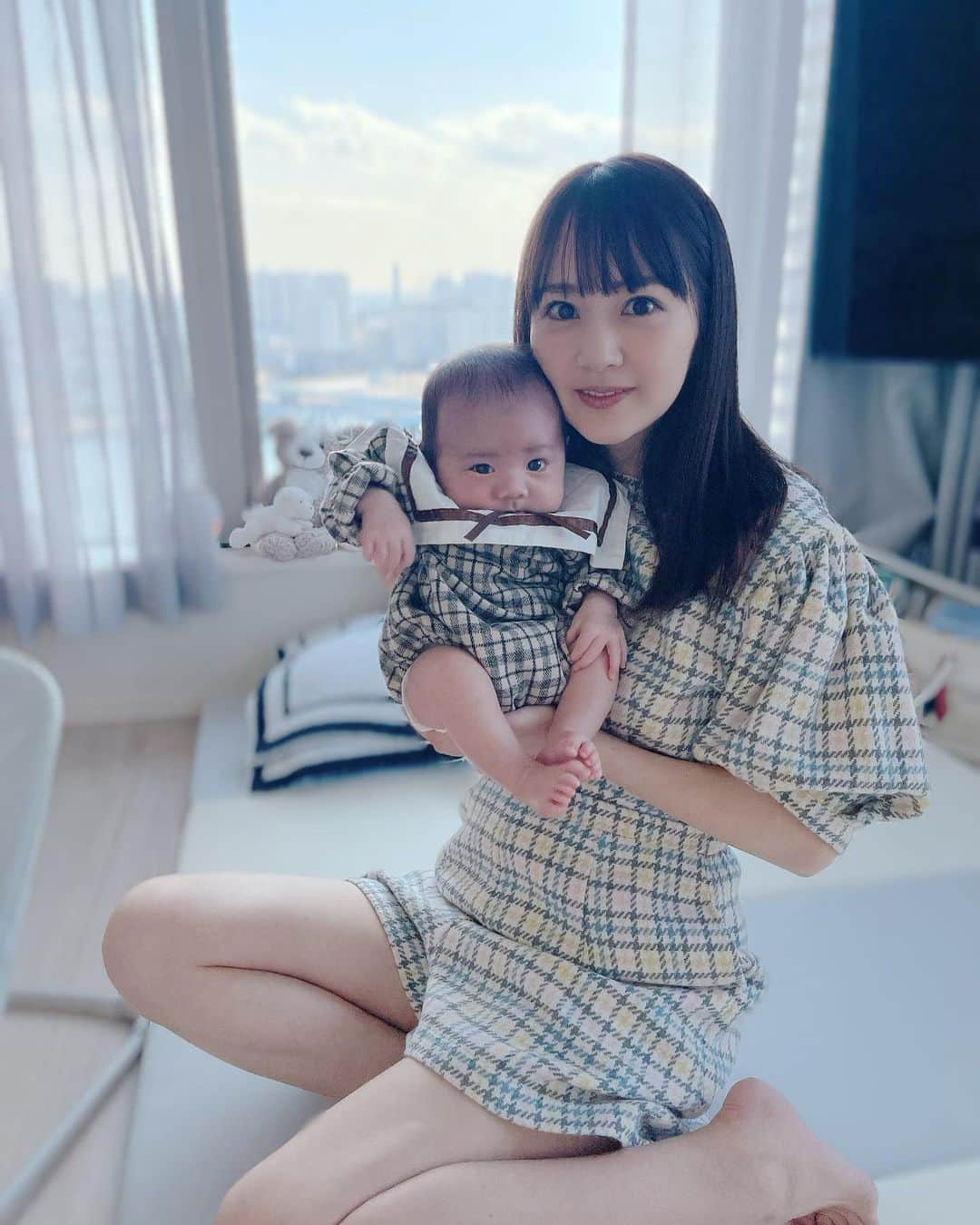 のインスタグラム：「お洋服チェックで合わせてみました。  リビングはbaby部屋に変わっていってます。このプレイマットは色合いがお気に入り　@carazjapan   baby部屋作らなきゃなんだけど中々難しそう！インテリアやどんなおもちゃとかがいいんだろなぁ〜🤖🧸🏎  弟いるけど男の子って謎だ〜クルマが好きになるのかアンパンマンが好きになるのかディズニーなのか、、なんだろな〜👶  #baby #babyroom」