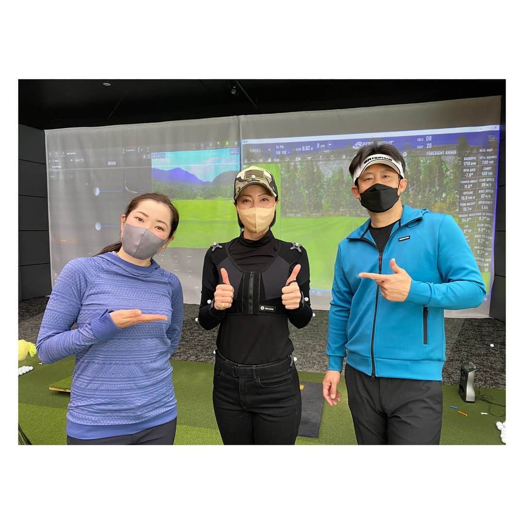 下村真由美のインスタグラム：「🏌️‍♀️✅🏌️‍♀️✅  仲宗根プロの紹介でGERS体験してきました✨✨  ずっと気になっていて、数字に弱い私にはどうかな🥲と思っていましたが、青山コーチが分かりやすく説明をしてくれたので、楽しく今の自分の状態を把握する事ができました🧐😊👍　知れば知るほどのめり込みます笑笑  ゴルフを始めた頃はビデオを撮って目に見える範囲でしか分からなかった事が、今は3Dで沢山の情報を得る事が可能になりました🙌　本当にゴルフの世界もギアだけではなく、スイングを良くする為の道具が進化しているなと知る事が出来ました🤗  そして、私もそれ思ってました🤩となったやつ笑 シャフトメーカーのカラーリングでこのシャフトはこんな感じだろうなと先入観から入ってしまって、手に取らなかったテストのクラブが多分沢山あったと思ったんですが、ぜーーーんぶブラインドになったシャフトだと試打して本当に自分のタイミングに合った物をチョイス出来るので、これは現役の時にやりたかったなぁと指をくわえてしまいました😂  場所もスタジオもめちゃくちゃ素敵な空間でまたお伺いしたいと思います❤︎ とても有意義な時間をありがとうございました😊😊 @sumikanakasone15  @bluemountain.32」